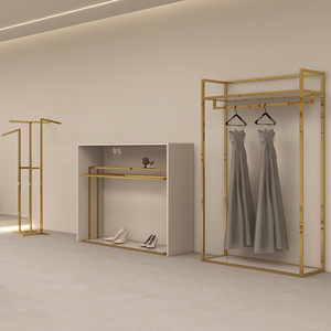 Portant à vêtements de luxe sur mesure en acier inoxydable doré avec étagères pour présentation en boutique - Product Image 3