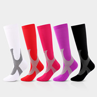 Chaussettes de compression rayées en nylon tricoté, tendance, pour sports de plein air, course à pied, hommes, femmes, adultes, usine ODM du Zhejiang, vente directe
