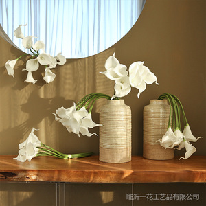 Yihua - Flor de Lirio de Cala Artificial, Tallo Único, Color Blanco, Flor de Seda para Decoración del Hogar, Decoración Interior de Lujo - Product Image 1