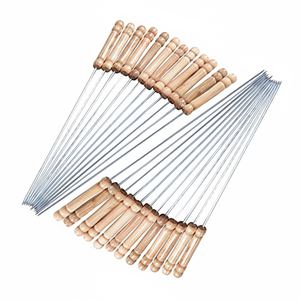 Brochettes de barbecue en acier inoxydable de qualité alimentaire rondes plates réutilisables avec poignée boisée antidérapante isolée - Product Image 1