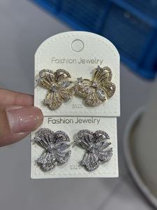 Orecchini a Perno con Fiore e Diamante Taglio Brillante Rotondo, Gioielli Classici da Donna - Product Image 3