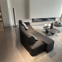 Convient au grand espace du salon de la villa, ensemble de canapés modernes, simples et de haute qualité en cuir épais de forme spéciale.