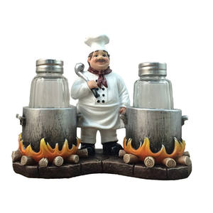 Debout Chef Français avec Enflammé Pots Décoratifs Salière et Poivrière Chalet Et Cuisine Gastronomique Décoratif - Product Image 1