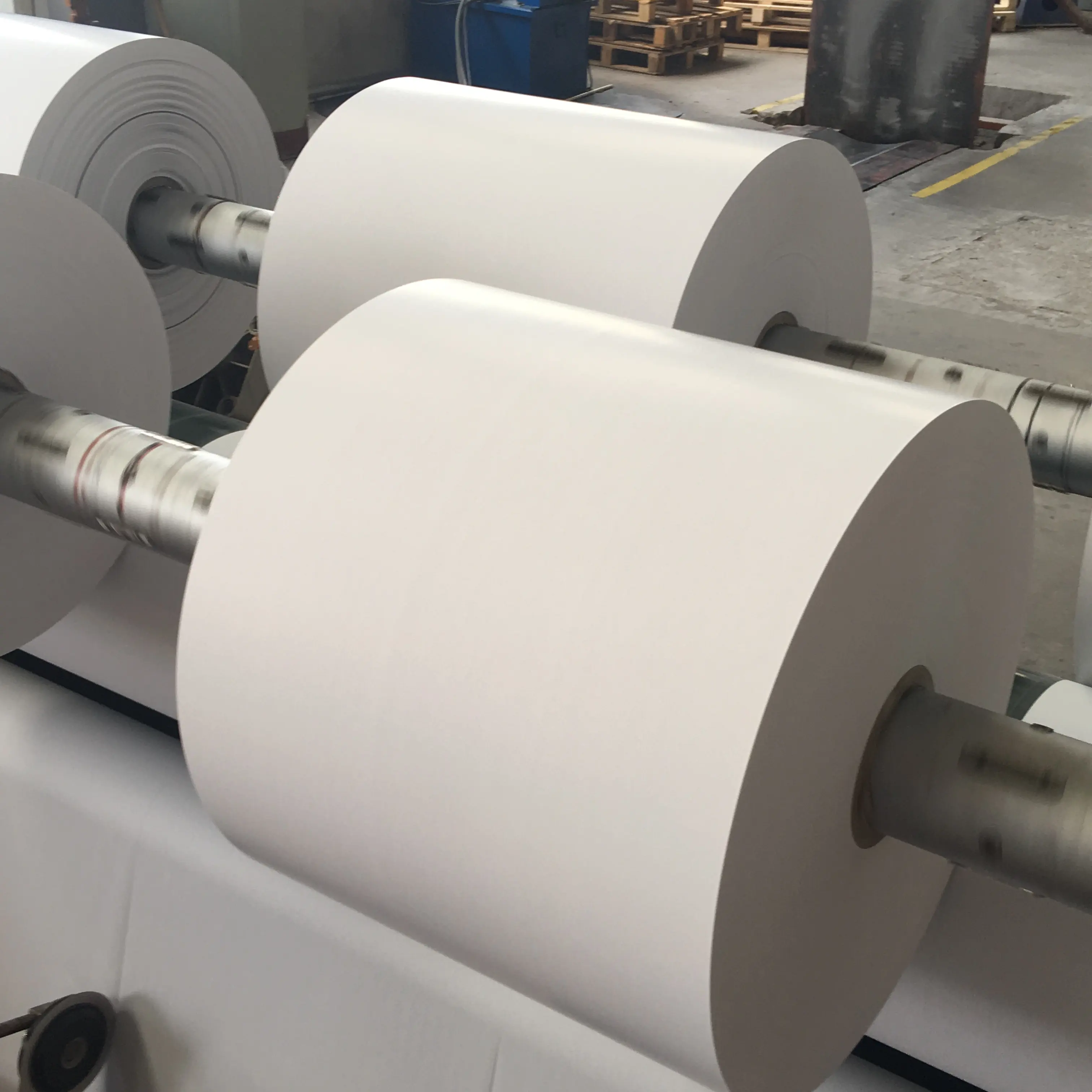 Fabrik anpassen Großhandel 48g - 80g Rollo de Papel bis Papier Thermopapier Jumbo-Rolle 65g/m²
