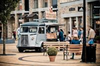 Une remorque à pizza entièrement équipée, idéale pour la restauration italienne de rue, les festivals de musique et les services de traiteur en plein air.