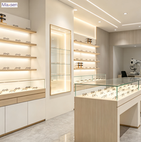Meuble de présentation pour opticien Maxsen en bois clair, vitrine murale LED pour lunettes, verre trempé, finition couleur personnalisable, comptoir