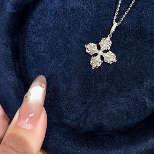 Collier en argent pur S925, petit modèle sablier, avec diamants de luxe incrustés, design goutte d'eau brossé et caractéristiques de niche - Product Image 3