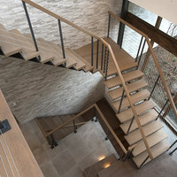 Escalier droit en acier et bois sur mesure pour usage domestique dans les villas duplex et les lofts