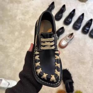 Chaussures plates pour femmes en cuir végétalien de haute qualité, style Derby, à bout carré, décontractées, rétro, britanniques, fabriquées sur mesure - Product Image 5