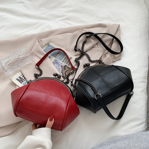 <span class=keywords><strong>Sac</strong></span> à <span class=keywords><strong>main</strong></span> bandoulière structuré hexagonal en <span class=keywords><strong>cuir</strong></span> PU gris clair, style rétro minimaliste, avec fermoir Kiss Lock et cadre métallique, pour femme - En stock - Product Image 3