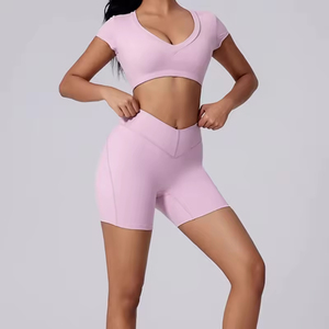 Conjunto de Yoga Personalizado para Mujer: Top Corto de Manga Corta con Cuello en V Profundo y Espalda Descubierta, y Pantalones Cortos Elásticos con Cintura en V - Product Image 4