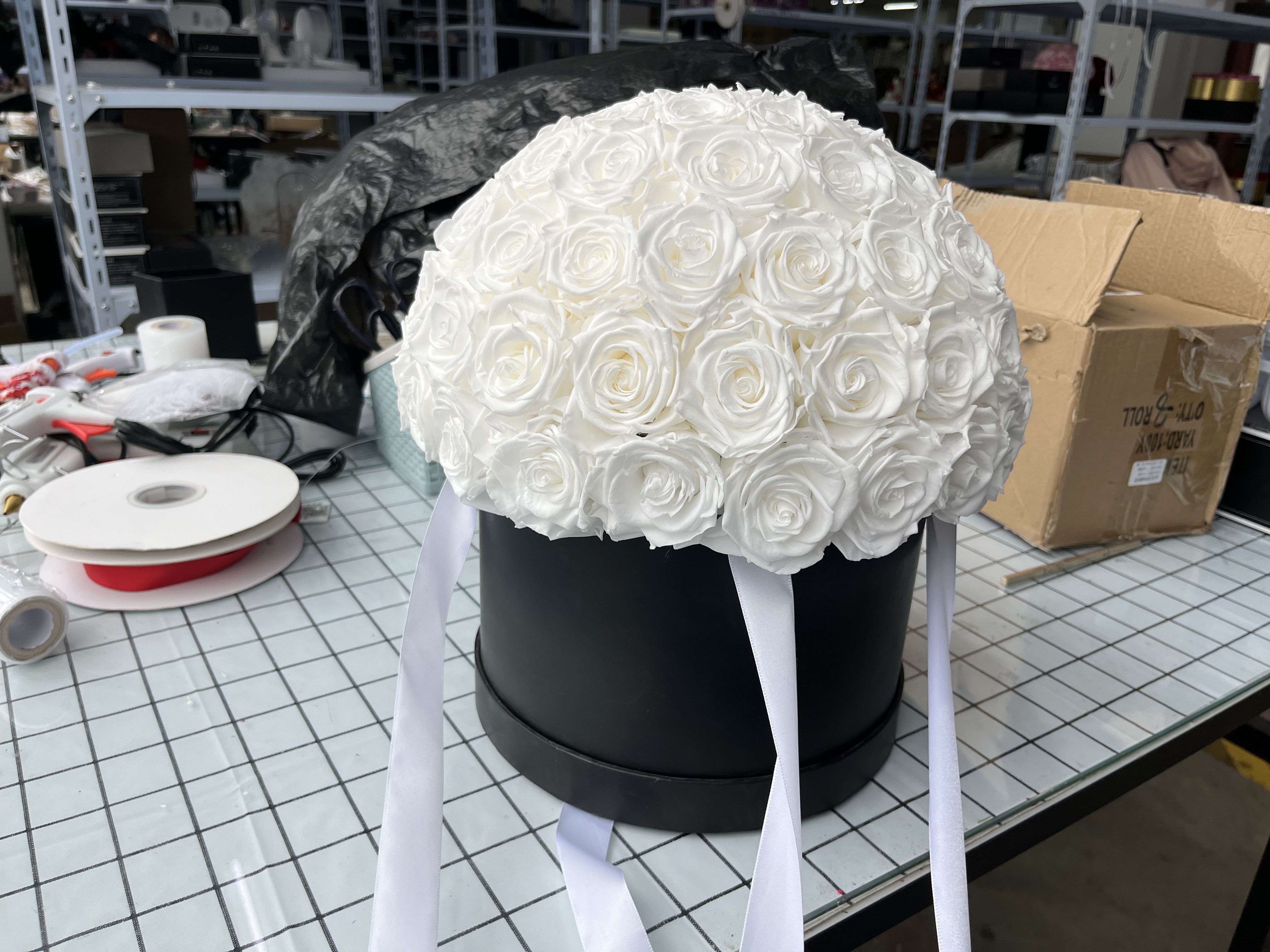 Boîte en carton avec dôme champignon, 75 roses blanches