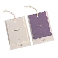 Étiquettes rectangulaires pour vêtements en papier kraft clair de haute qualité, impression couleur intégrale ; Étiquettes de style mode personnalisables