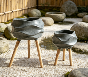 Ensemble de 2 pots de plantes texturés ondulés sur trépied, finition pierre mouchetée, jardinière à fleurs avec pieds en bois, pour plantes décoratives d'intérieur et d'extérieur - Product Image 3