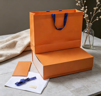 Boîte cadeau en papier enduit réutilisable de qualité supérieure avec couvercle à fermeture magnétique, doublure en éponge, finition vernie pour l'emballage de bijoux