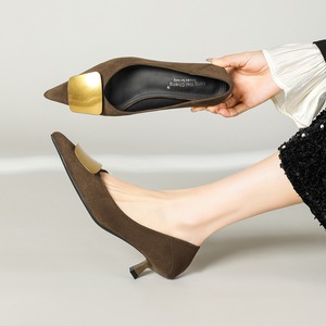 Escarpins à bout pointu pour femme, talon chaton, en velours, avec boucle carrée en métal doré, à enfiler, pour le bureau, les tenues habillées, les affaires, les soirées, talons hauts - Product Image 5