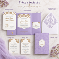 Suite d'invitations de mariage personnalisées en damassé lavande avec carte pliée à pochette dorée et doublure d'enveloppe RSVP – Vente en gros fabricant