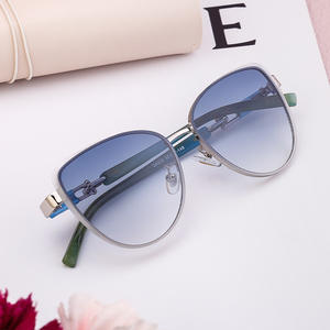 แว่นกันแดดทรงแคทอายสำหรับผู้หญิง เลนส์ PC ป้องกันรังสียูวี 400 กรอบสีดำ สไตล์อินสตาแกรม ดีไซน์เนอร์แฟชั่น - Product Image 2