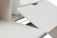 Bureau d'étude ergonomique rose poudré pour enfants, réglable en hauteur par manivelle, avec étagère latérale séparée et panneau perforé inclinable