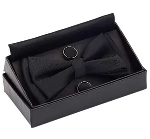 Cravatte per gli uomini (bow tie set per gli uomini con il fazzoletto) pocket piazza set tra cui un mens bow tie