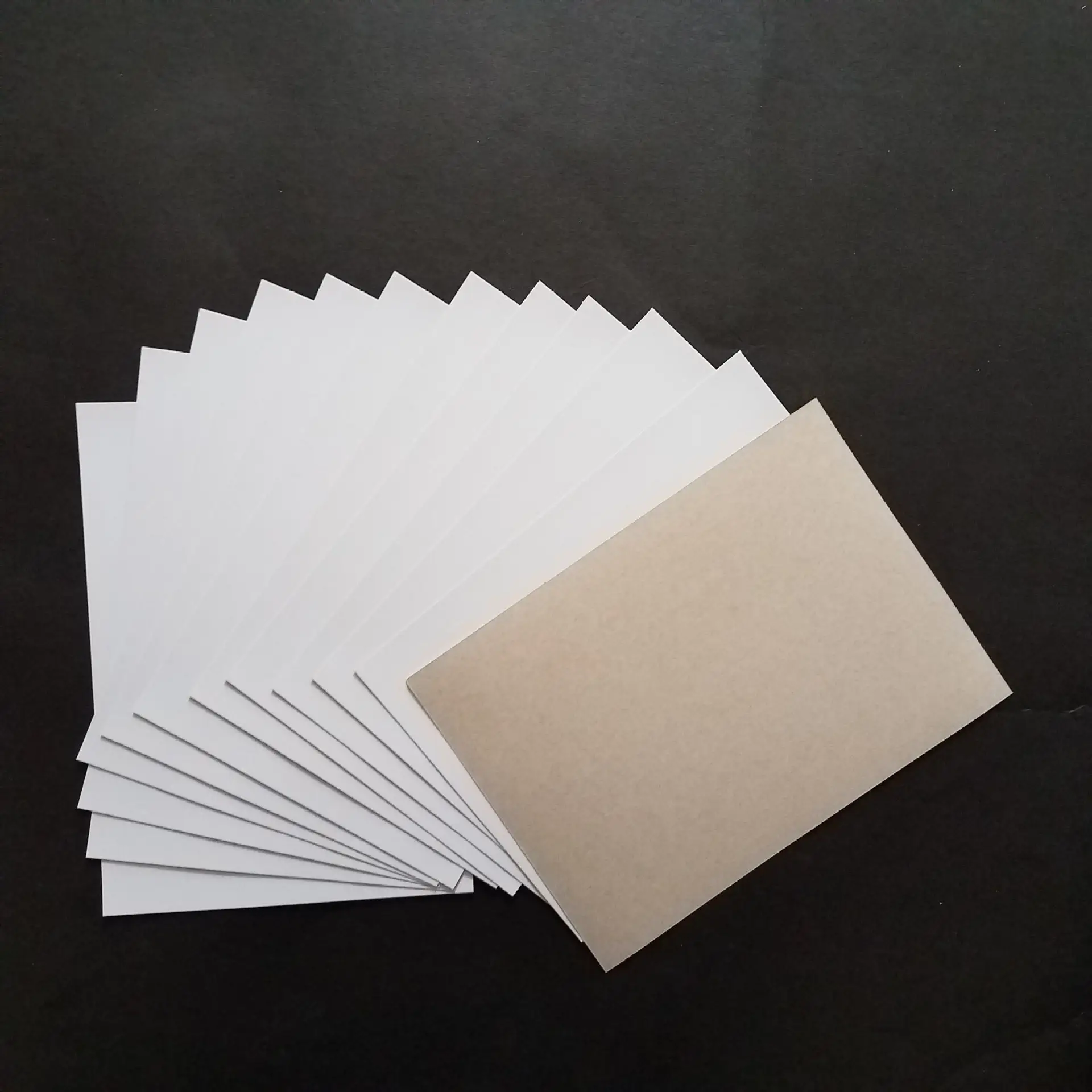 Горячая продажа 300GSM серая белая картонная бумага, используемая для одежды
