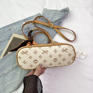 Sacs à main décontractés populaires pour femmes - Sacs fourre-tout durables et portables en cuir PU, style de créateur luxueux - Product Image 3