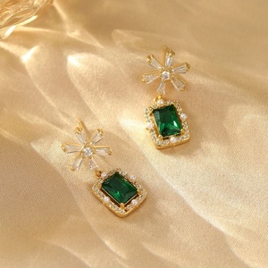 Boucles d'oreilles tendance pour femmes en argent 925 avec fleur émeraude, zircon, imitation perle, géométriques, plaquées or, bijoux en cuivre, cadeau - Product Image 6