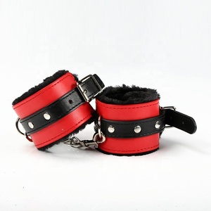 Set <span class=keywords><strong>BDSM</strong></span> per Coppie, Giochi di Ruolo, Manette in Pelle, Cavigliere, Frusta, Bavaglio, Collare, Set Bondage Marca MUQU, Nero e Rosso, Gioco per Adulti - Product Image 3