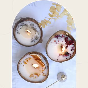 Vela Aromática de Lujo Hecha a Mano con Cera de Soya Natural, Decorada con Flores Secas en Cáscara de Coco, Elegante y Duradera, con Aroma Floral/Plantas, en Frasco, para Ramadán - Product Image 3