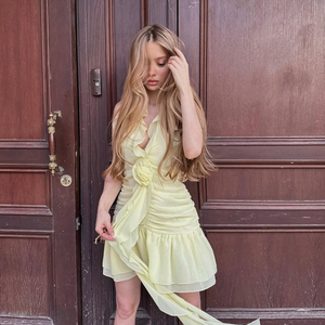 Mini abito elegante giallo limone <span class=keywords><strong>con</strong></span> scollo all'americana <span class=keywords><strong>con</strong></span> dettaglio arricciato accento floreale orlo asimmetrico per abito da festa in giardino - Product Image 3