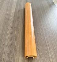Main courante en acier inoxydable aspect bois pour maisons modernes