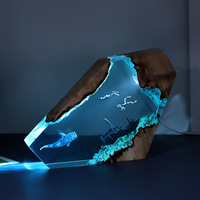 Sculpture de baleine à bosse en résine, effet de lumière nocturne, base en bois, décoration de table sur le thème de l'océan pour la maison et le bureau, 8 pouces, minimaliste