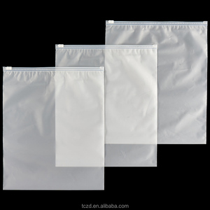 Sac en plastique transparent PE avec fermeture éclair et impression en gravure pour vêtements, sac en plastique à fermeture éclair en gros - Product Image 1