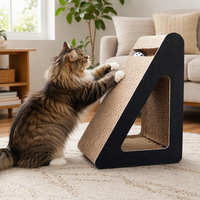 Griffoir pour chat triangulaire creux avec jouet à bille, en carton ondulé, interactif, avec herbe à chat, 38 cm, noir naturel