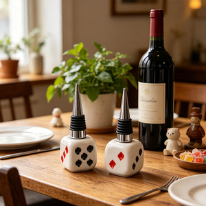 Tappo per Bottiglia in Ceramica Redeco Cool Dice, Tappo per <span class=keywords><strong>Vino</strong></span>, Regalo, Commercio all'Ingrosso, Logo Personalizzato, Decorazione Bar, Divertente - Product Image 1