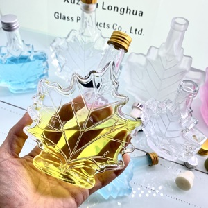 Bouteilles en verre uniques en forme <span class=keywords><strong>de</strong></span> feuille d'érable 50ml 100ml 250ml pour le stockage <span class=keywords><strong>de</strong></span> <span class=keywords><strong>rhum</strong></span> noir et <span class=keywords><strong>de</strong></span> boissons haut <span class=keywords><strong>de</strong></span> gamme - Product Image 1