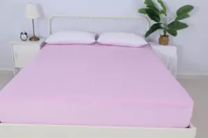 Beyaz mikrofiber kapitone kaymaz elastik su geçirmez tahta kurusu yatak örtüsü yatak odası dokuma OEM 100% Polyester 40 yetişkinler düz