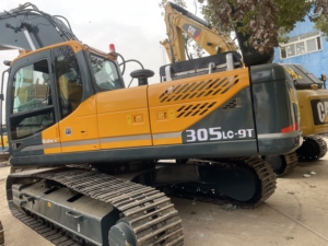 Excavatrices Hyundai 305 d'occasion certifiées CE EPA, provenant de Corée du Sud, capacité de 30 tonnes, avec moteur Cummins et accessoire de préhension. - Product Image 2