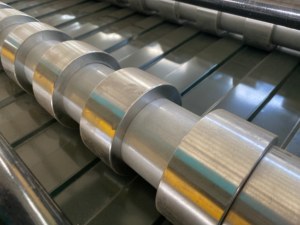 Machine de formage à froid de tôles trapézoïdales à grande vitesse <span class=keywords><strong>pour</strong></span> la production de panneaux de <span class=keywords><strong>toiture</strong></span> métalliques - Product Image 6