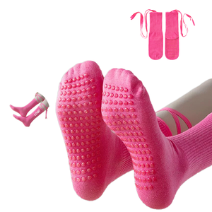 Chaussettes de sport tricotées antidérapantes fabriquées à Taïwan avec points antidérapants, chaussettes fonctionnelles pour le yoga, le pilates et la gym. - Product Image 1