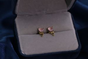 ต่างหูแบบติดหูทรงคลาสสิกสำหรับผู้หญิงจาก Tianyu Gems ทำจากทองเหลืองชุบทอง ประดับด้วยเพชรคิวบิกเซอร์โคเนียสีชมพูรูปหัวใจและดีไซน์โบว์ - Product Image 2
