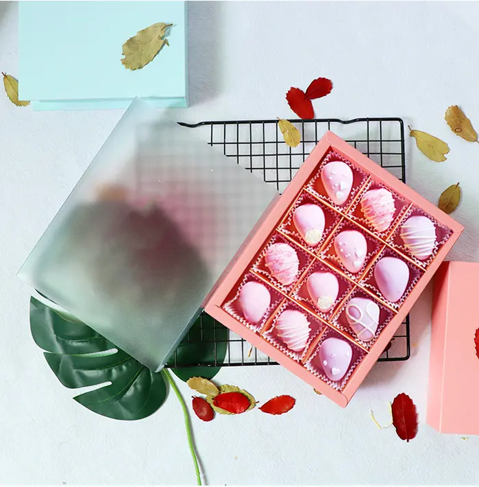 最高品質のピンクの花とチョコレートで覆われたイチゴの透明なふたボックス窓チョコレート仕切りとグリッド付き
