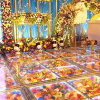 Scène de mariage en verre trempé carré pour piste de danse, plateforme de scène en plexiglas transparent avec fleurs et éclairage LED