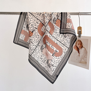 Pañuelo de crepé de seda estampado con diseño ecuestre para combinar con atuendos elegantes - Product Image 3