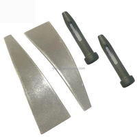 Goupille et assemblage à coin pour accessoire de connexion de panneaux de coffrage de dalles murales en béton