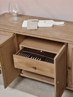 Buffet moderne en bois massif avec portes en rotin, élégante table de rangement pour salon et salle à manger