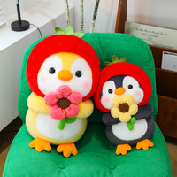 Peluche Pingouin Fraise avec Capuche Fraise, Pingouin Tenant un Tournesol, Expression Timide, Décoration Apaisante pour Bureau