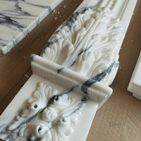 Décoration d'intérieur moderne, design élégant pour salon, foyer suspendu, manteau de cheminée en marbre Calacatta Viola
