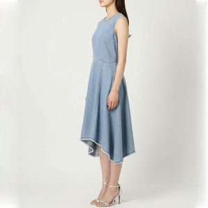 Abito midi in denim con design asimmetrico <span class=keywords><strong>e</strong></span> orlo sfrangiato per <span class=keywords><strong>donna</strong></span>, senza maniche, in <span class=keywords><strong>jeans</strong></span> blu, con scollo rotondo <span class=keywords><strong>e</strong></span> orlo irregolare. - Product Image 3