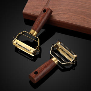 Mini éplucheur 3-en-1 en acier inoxydable avec manche en bois, éplucheur manuel pour légumes, fruits et pommes de terre, couleur naturelle, 2 pièces - Product Image 2